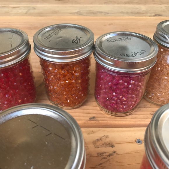 Plastic beads in variety of colors/shapes - Picture 4 of 8